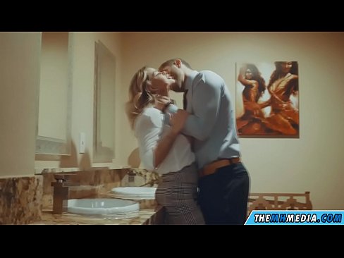❤️ Meta blonda busty seduces f'kamra tal-banju pubbliku ❤️ Super sess lilna mt.amourpassionfever.ru ❌️❤